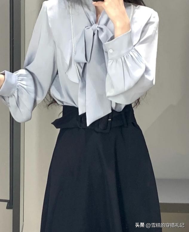 今秋上衣流行“穿短不穿长”，时髦显瘦显腿长，小个子都爱上了