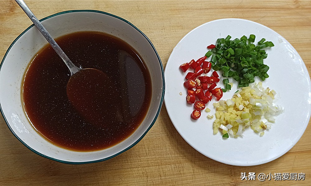 一道用嫩豆腐制作的“虾仁豆腐煲”，特别开胃，比吃火锅还过瘾