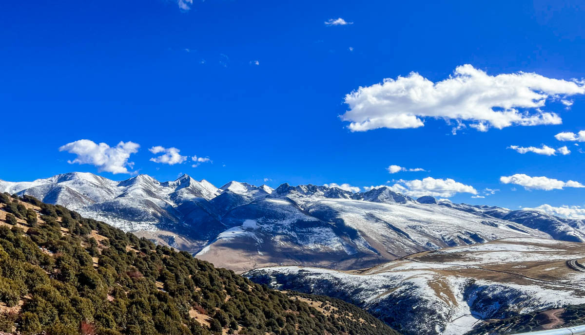西藏自驾游第四天:翻越红拉山,在芒康遇见海拔4300米的莽措湖