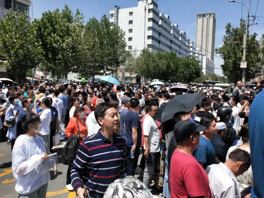 高考期间家长“花式应援”，妈妈穿旗袍真有气质，但被爸爸艳压