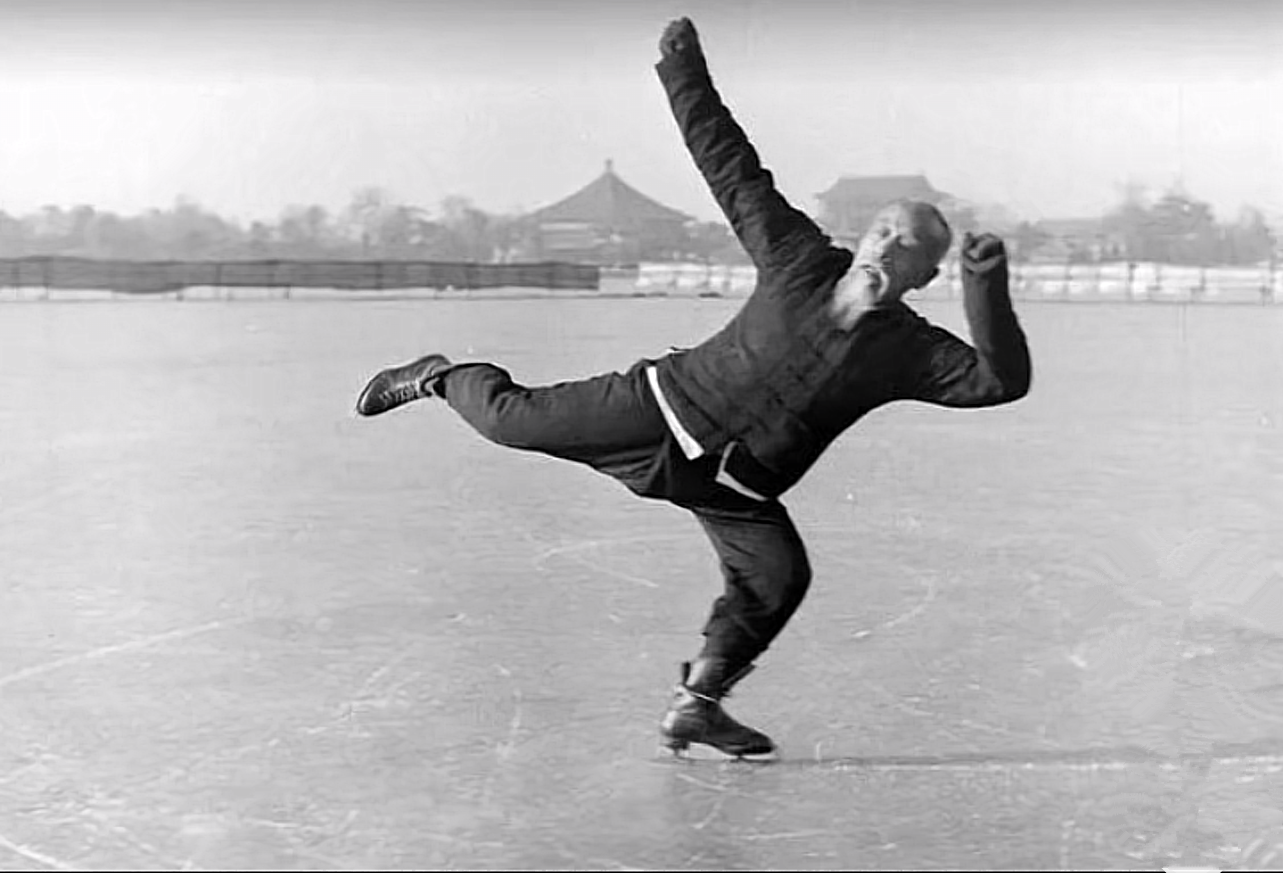 溜冰如何倒滑图解(百年前已有冰上运动会，末代皇帝溥仪也爱滑冰)