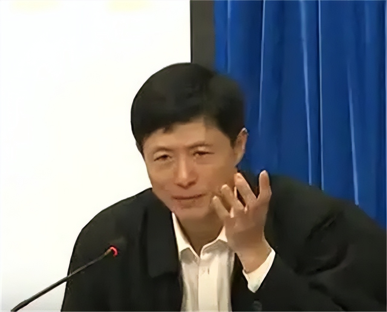 2014年艾跃进确诊胃癌，胃部被切掉4分之1，仍不愿意离开讲台