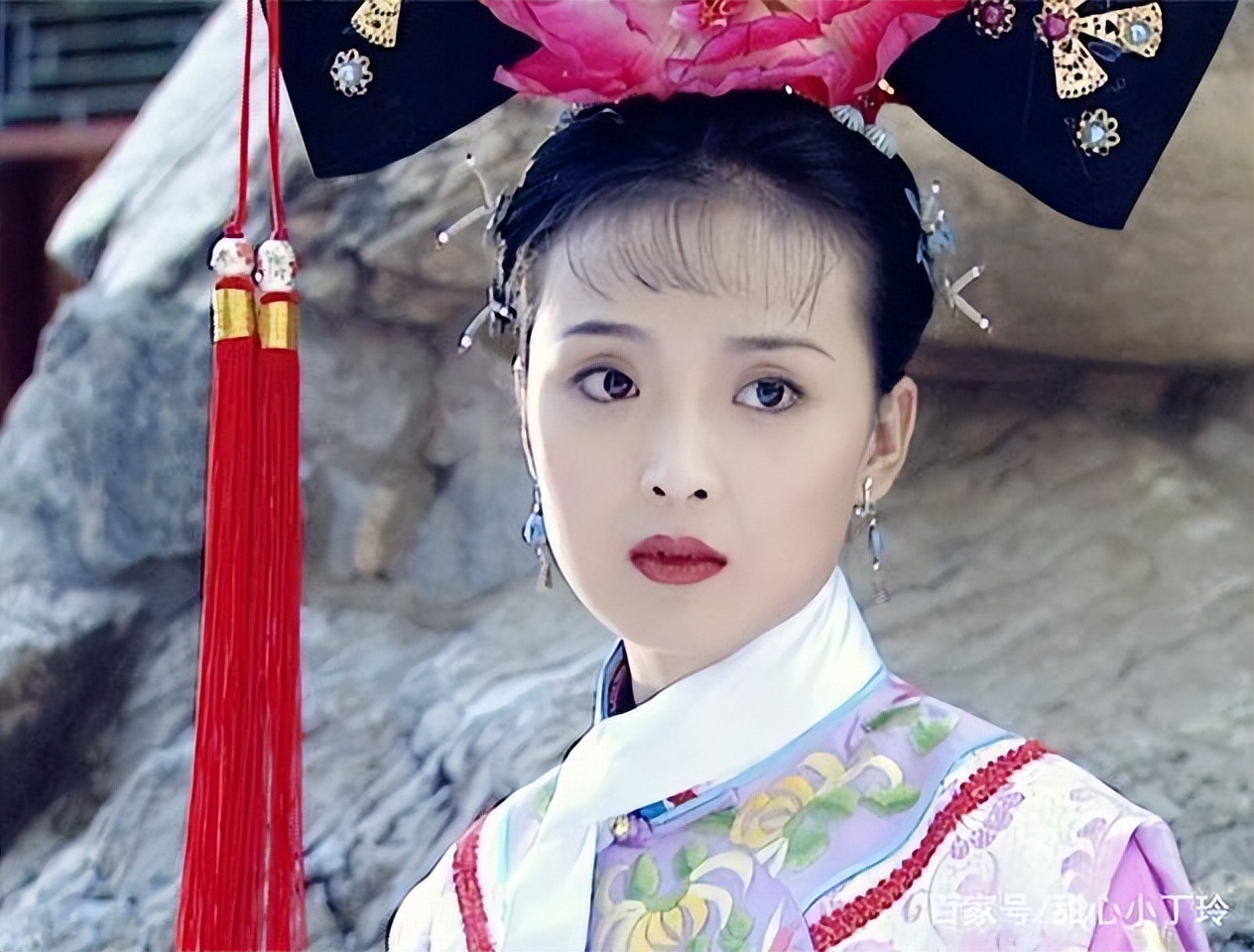 长着一张人畜无害的脸，不靠烟熏妆也是最强反派，这些甜妹太飒了