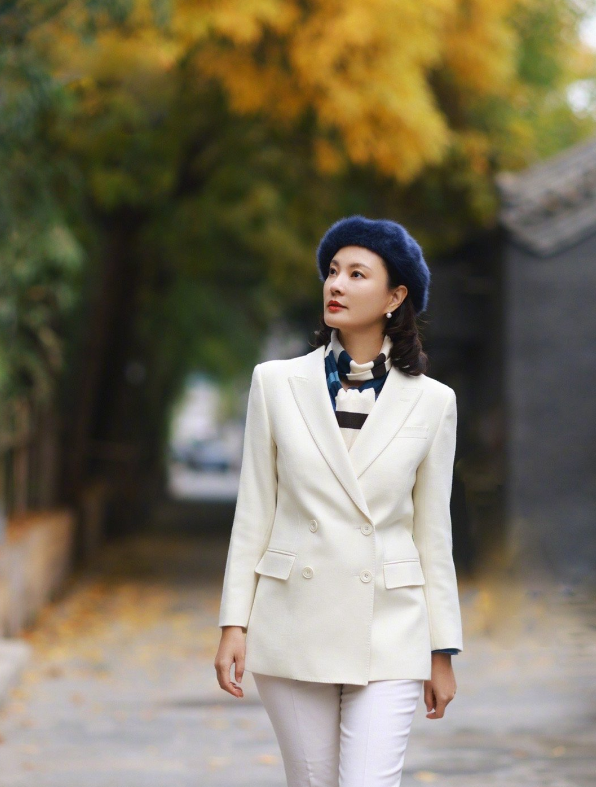 央视美女主持刘芳菲素颜曝光,皮肤白嫩紧致,46岁仍单身感情成谜