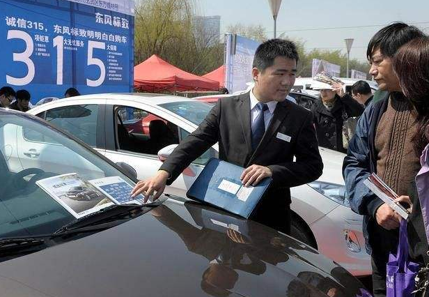 买一辆10万元的汽车，全款和贷款有啥区别？仔细一算就懂了
