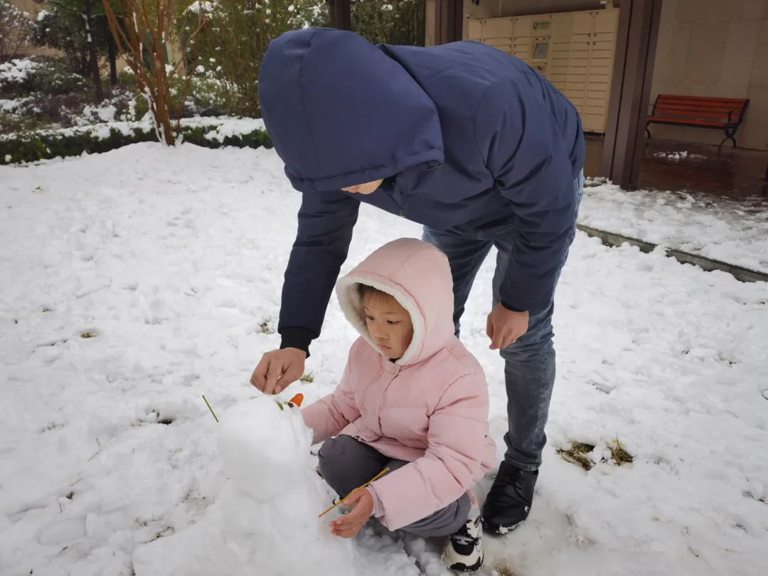 一场大雪一场欢，打雪仗、堆雪人，像小孩子一样激动兴奋