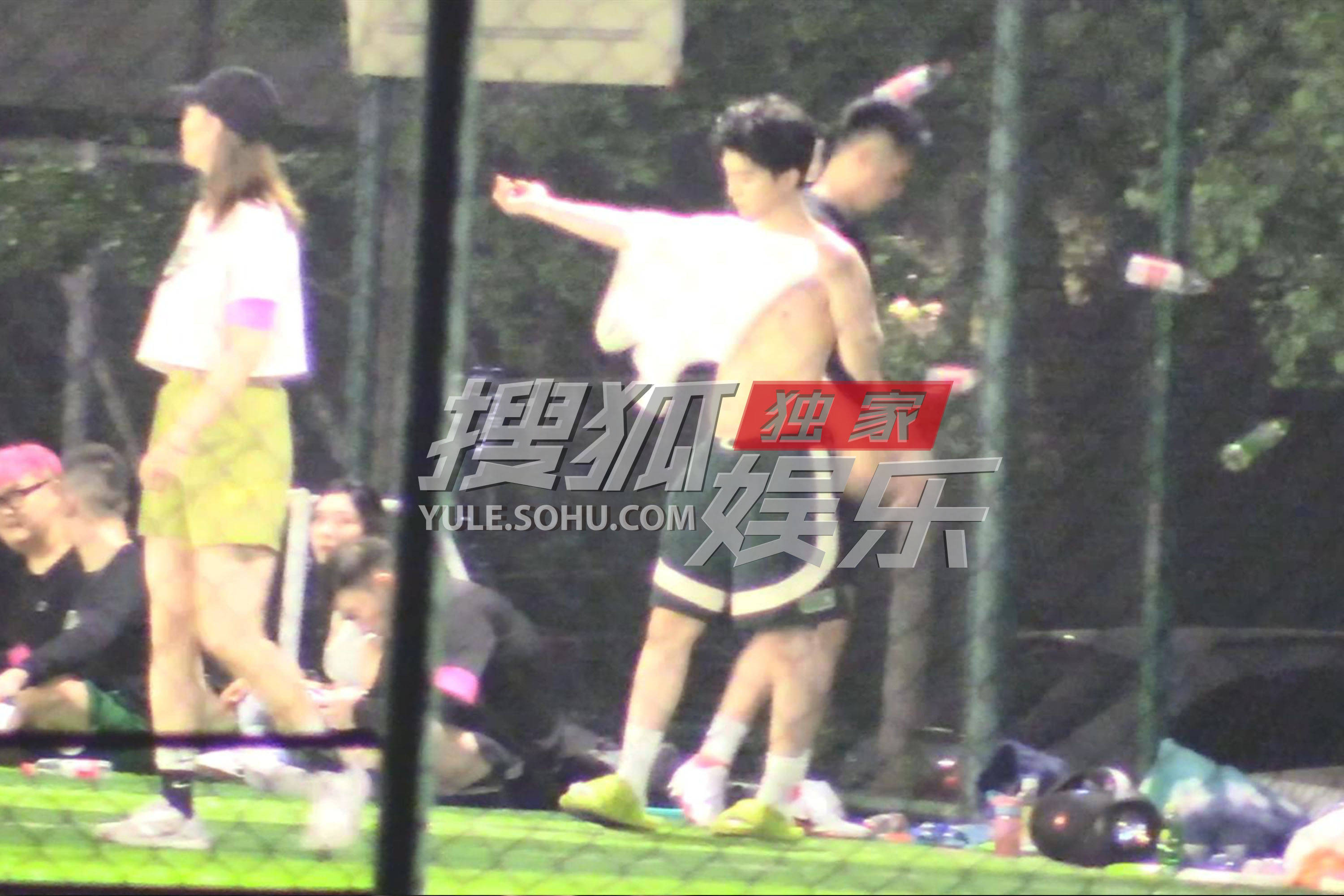 范丞丞与林允买超凌晨一同玩飞盘 球场换衣服秀肌肉