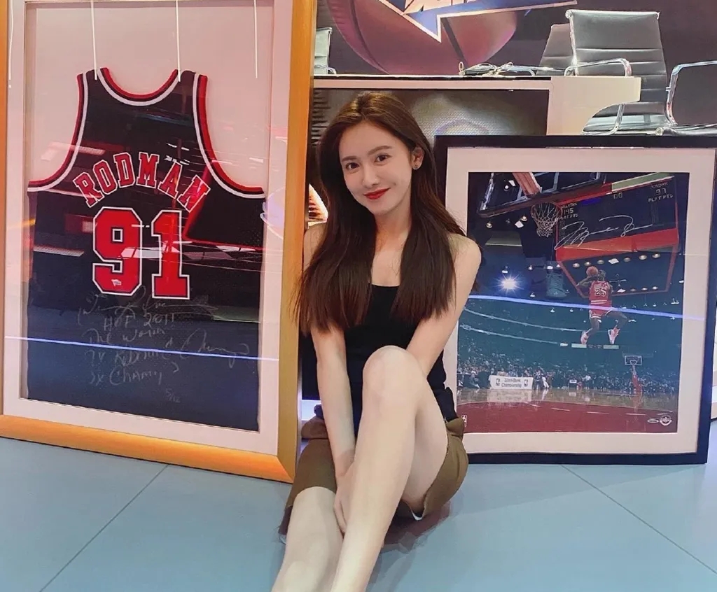 腾讯nba美女主持人有哪些(NBA最美女主播美娜，穿蓝色肚兜秀性感身材！靠实力赢取富豪芳心)