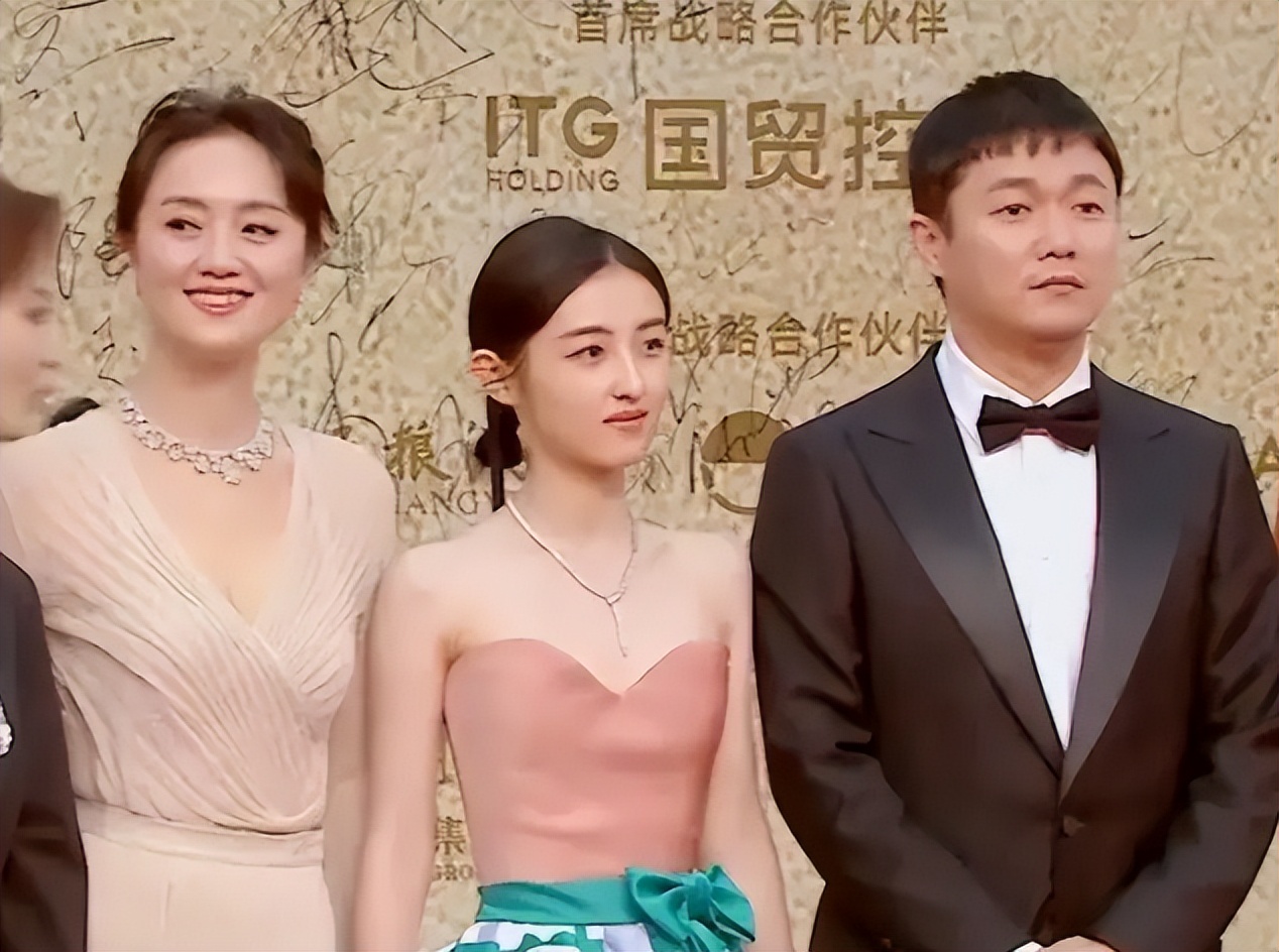 闫妮的“大妈味”、赵丽颖的“土气”，这8位女星，如今判若两人