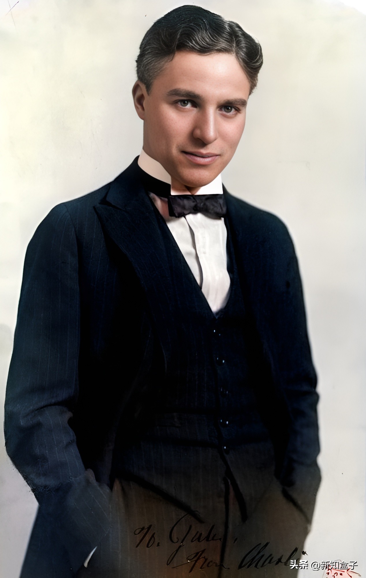 老照片上色,喜剧大师卓别林年轻时,并没有标志性的胡须和帽子