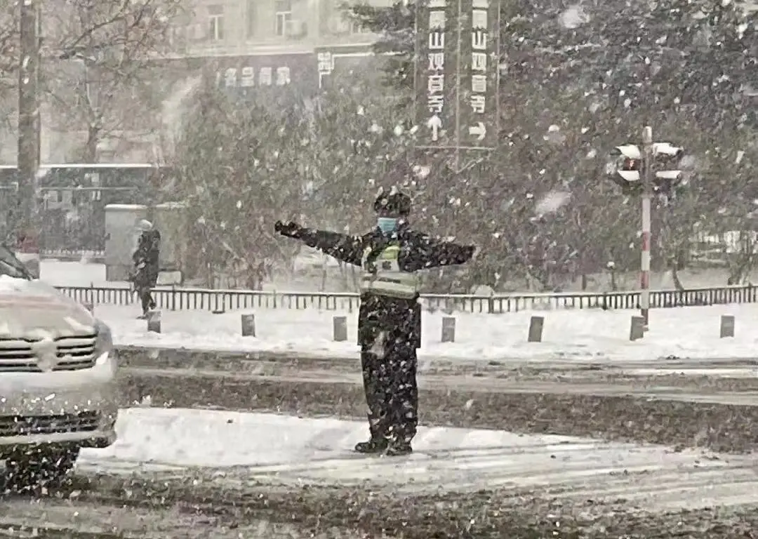 战风斗雪！风雪路上的“警察蓝”很安心