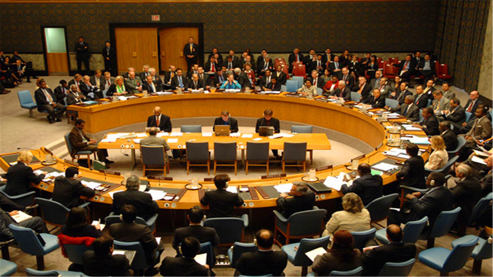 此时,西方国家都迫切想对利比亚采取军事措施,试图彻底摧毁卡扎菲政权