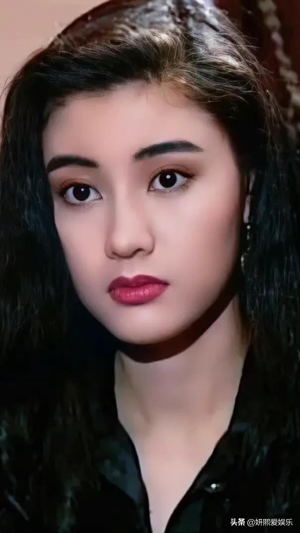 最美的港姐李嘉欣，明艳精致，漂亮大气