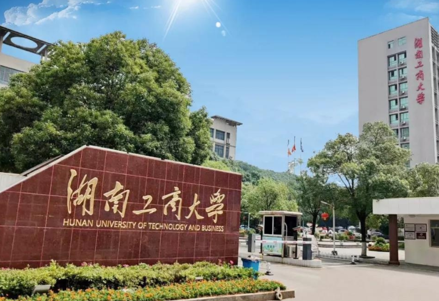 官威大？大学生未向领导问好被通报引争议，网友：老师也要尊重