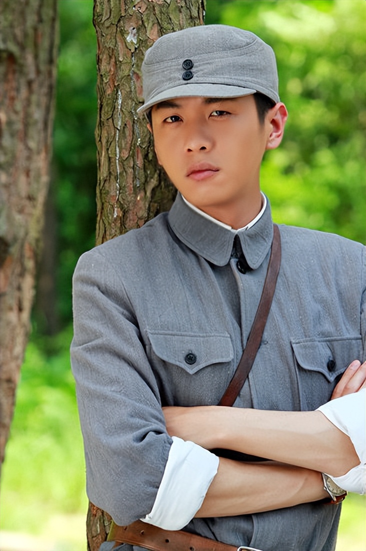 张若昀妻子(演员张若昀,把妻子唐艺昕宠成宝,却把生父告上法庭)