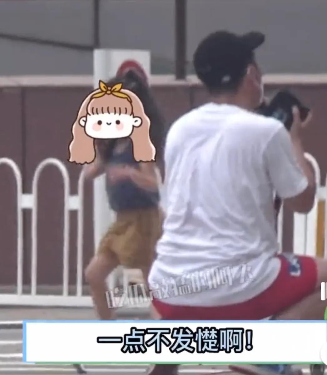 高圆圆片场和女儿互动温馨有爱，3岁Rhea活泼可爱，镜头感很强