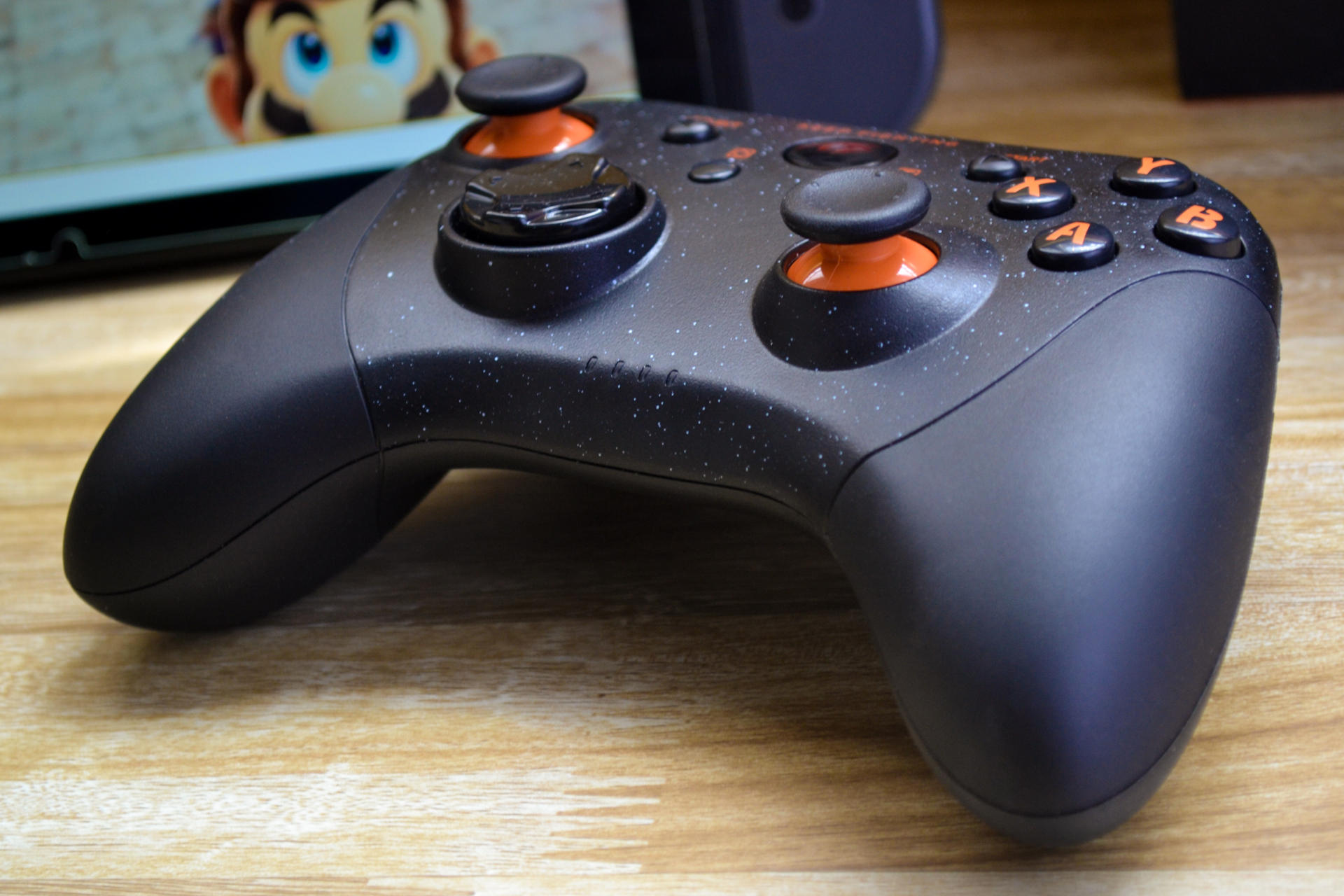 摇杆不飘 这样的手柄不香么？达尔优H101游戏手柄试玩