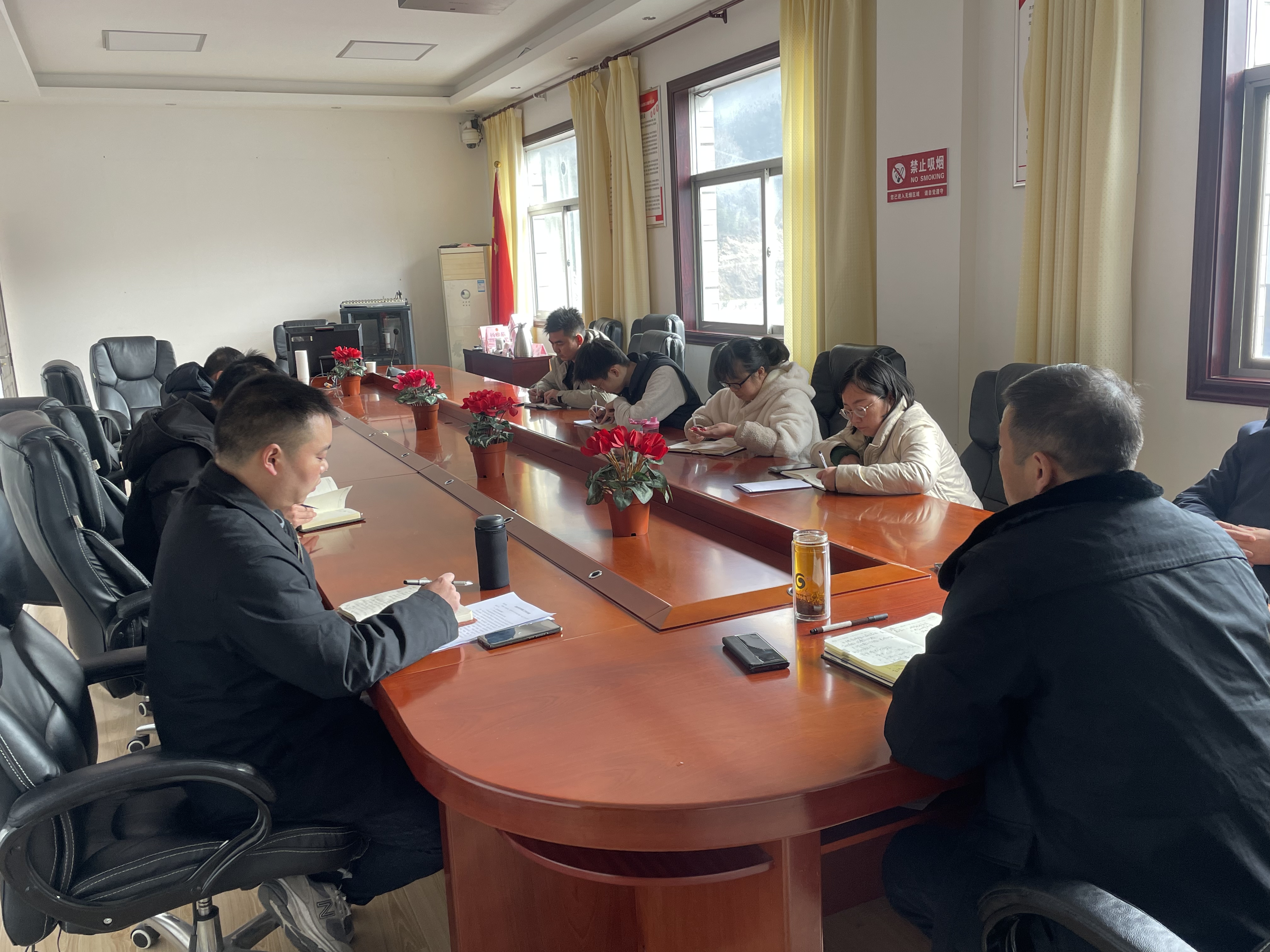 佛坪法院综合审判庭召开部门年终总结会