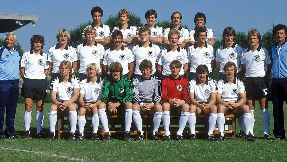 世界杯德国队成员图片(珍藏版德国队全家福——你最喜欢哪个时期的德国国家队？)