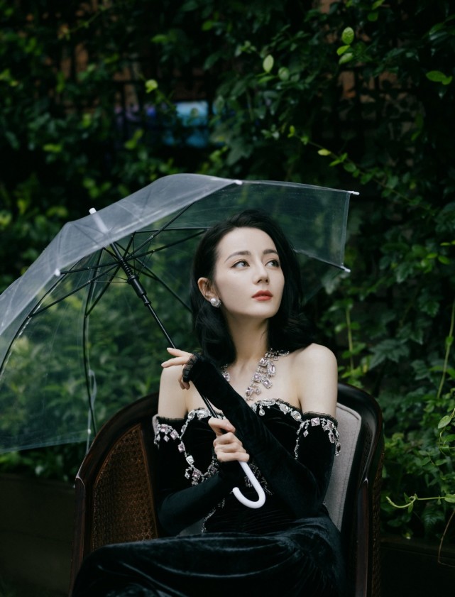 “定海神针”热巴真怕输!披战袍拍广告大片,戴珍珠项链有名媛范