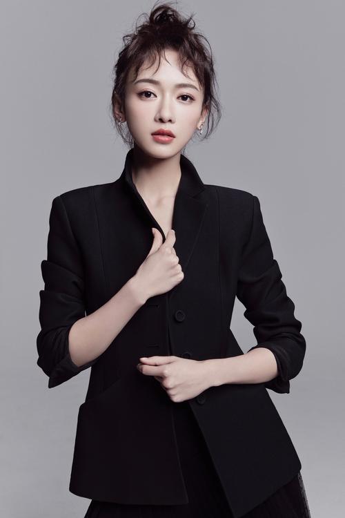 格格巫图片真人(娜扎的"格格巫鼻",张天爱的直角肩,娱圈的"病态审美"