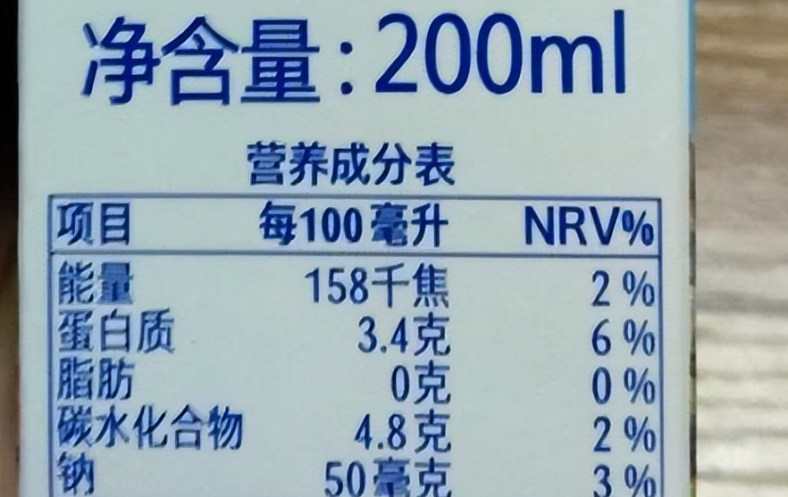 晚上喝牛奶危害很大？ 為了家人健康，喝牛奶盡量避開這3個誤區