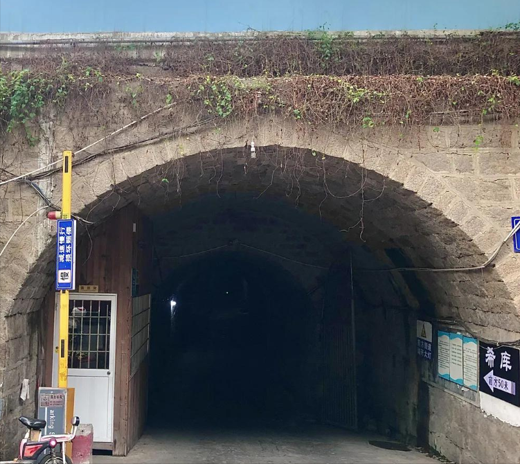 普通轰炸机攻击深度在8米，20米深的地铁，可作为防空洞使用吗？