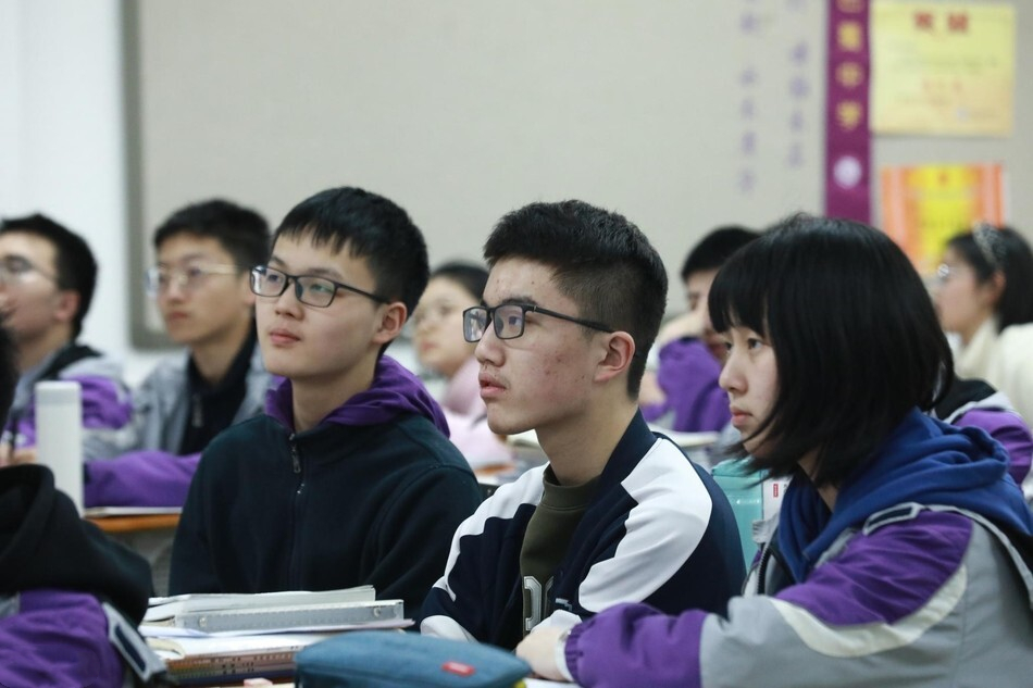 又有50名中学生被保送清华，最小一个才念初三，而且是本硕博连读