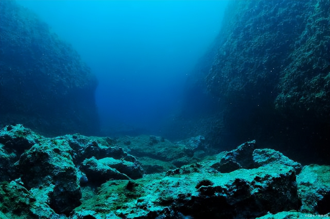 神秘的地方!深度超10000米的马里亚纳海沟,究竟有什么?