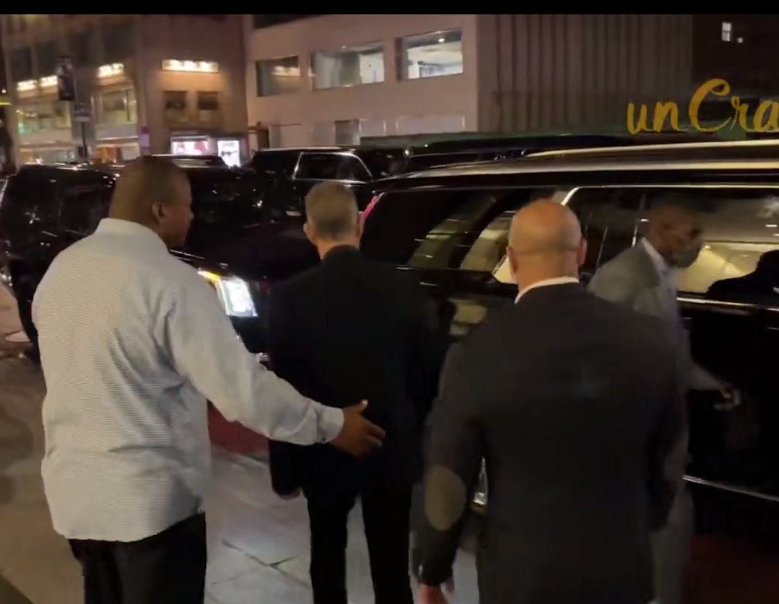 汤姆汉克斯出席活动被围观！妻子险被粉丝绊倒，汤姆护妻狂飙脏话