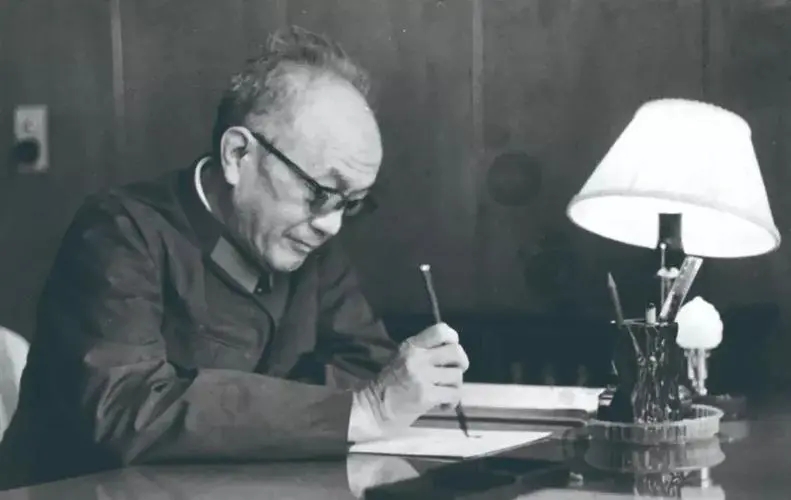 1952年，黄克诚大将的岳父被判处枪决，他为何选择“见死不救”？