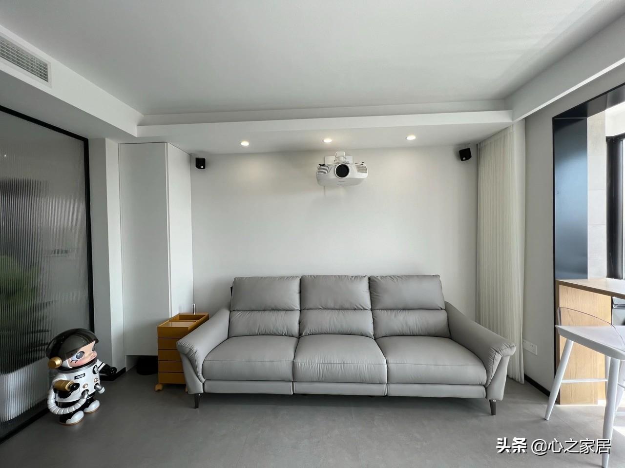 80㎡两室两卫装修的简约别致，空间利用充实，主卧衣帽间独特时尚