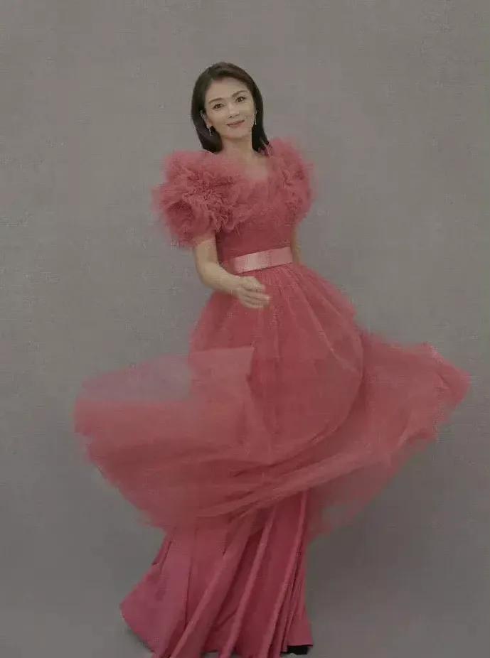 刘涛的少女心，粉色纱质长裙，优雅美丽，摇曳多姿