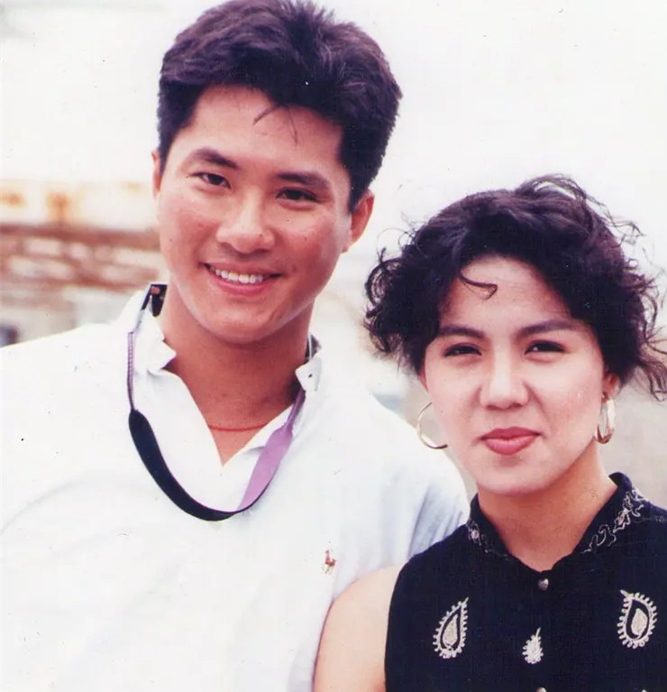 郑子诚夫妇罕同框，演员妻子息影多年气质依旧，曾演《鉴证实录》