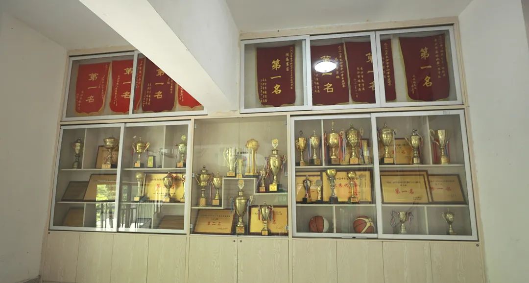 地质中学篮球荣誉墙地质中学的前身是行业办学,2019年正式移交长沙