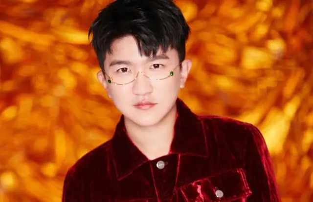 王思聪对他献殷勤,半个娱乐圈对他毕恭毕敬,张大大背后谁在撑腰
