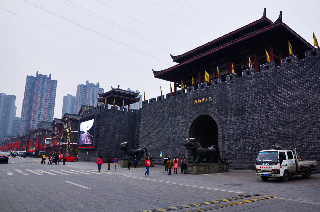 现巴国城为原址建的仿古建筑讲完巴国的来历后,后面就是历史上发生的