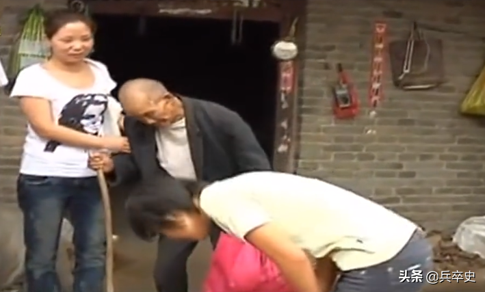 2010年，河南18岁少女“工地”搬水泥赚学费，家里穷的盐都买不起