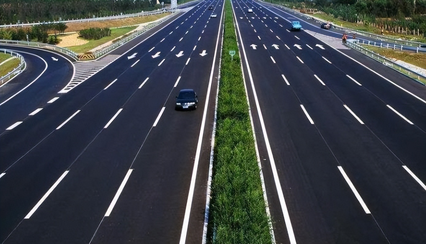 四川这条高速标准非常高新建双向8车道就在资阳市雁江区境内