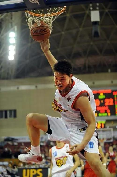 朱芳雨为什么拒绝加盟nba(能力不如贺天举！万分先生朱芳雨当初为何拒绝NBA球队的短合同？)