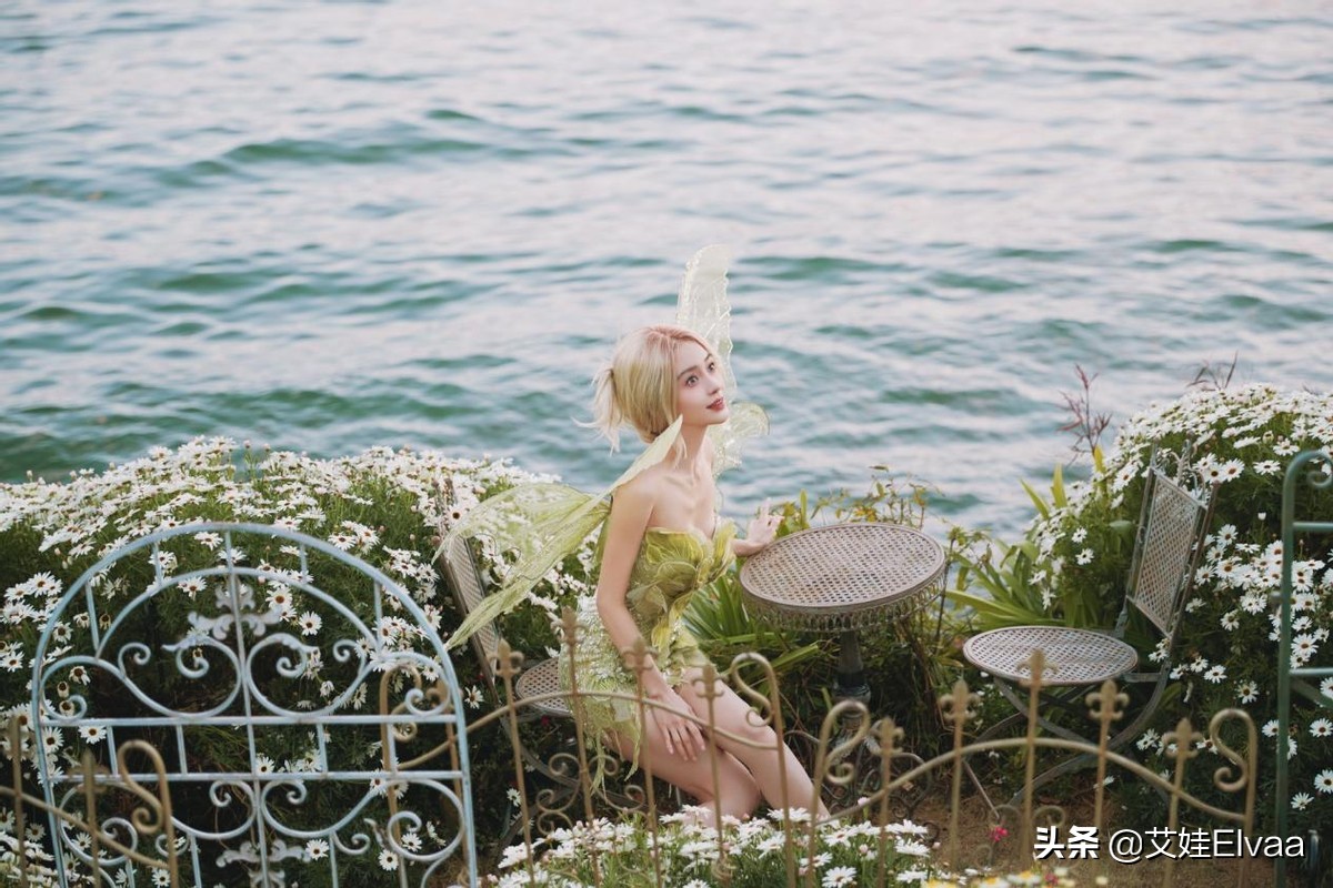 Angelababy真是美人坯子!穿旗袍摇扇像民国贵妇,90度夹腿坐太牛