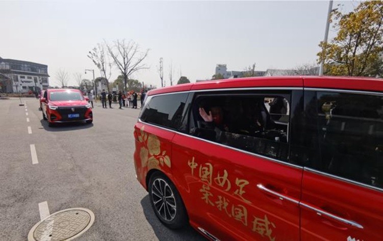 获赠43套国宾服饰(排面！中国女足离开苏州，警车开道 20辆车送行 获赠百万国宾服饰)