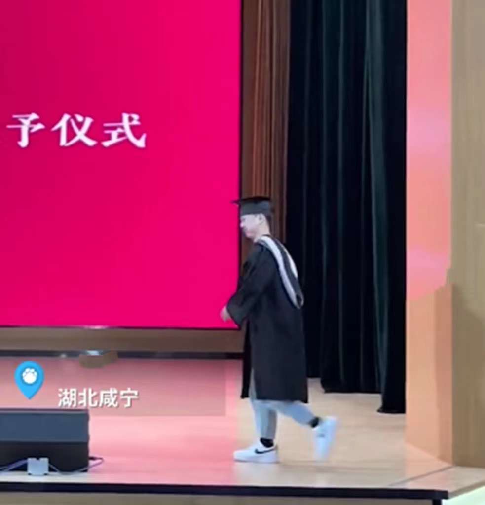 毕业典礼体院学生行为“大胆”，校长满脸震惊，网友“笑不活了”