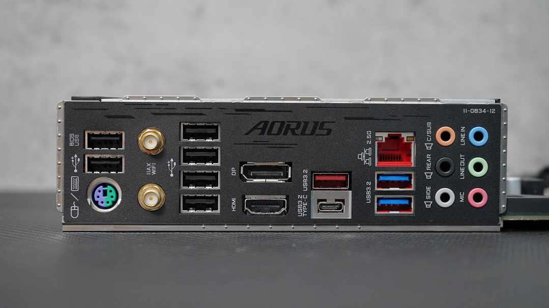 plus,可免cpu升级主板bios);一个传统的ps2接口;wi-fi天线接口;4个usb