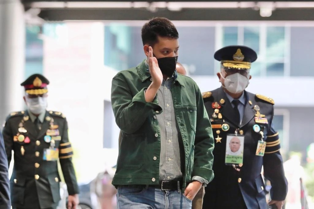 泰国提帮功王子到寺庙扫地太接地气!果然好懂事,穿t恤都很帅气