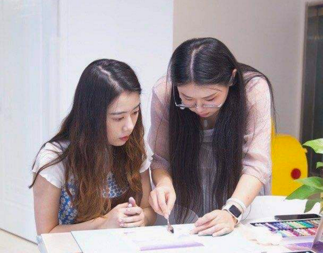 高校“美术老师”走红，妥妥一个气质美人，跟“司藤”好像两姐妹