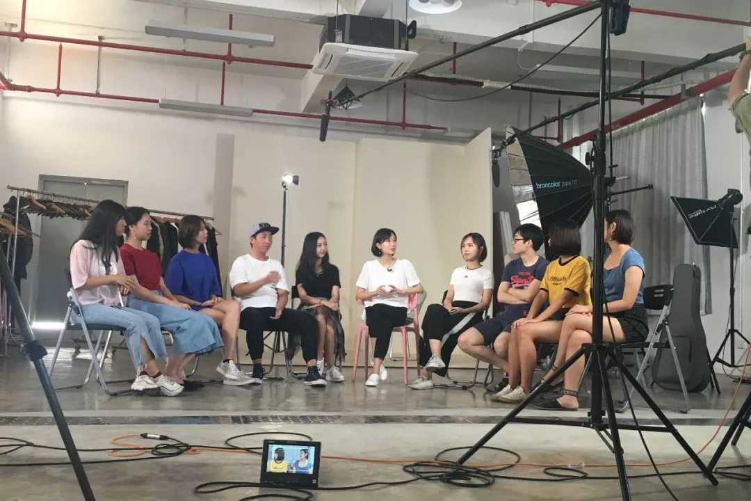 又一主持人翻车！直播中途情绪失控，发飙怒斥你指啥