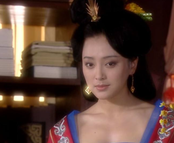 42岁秦岚晒怼脸自拍，素颜与化妆无差异，大方公开体重仅有89斤