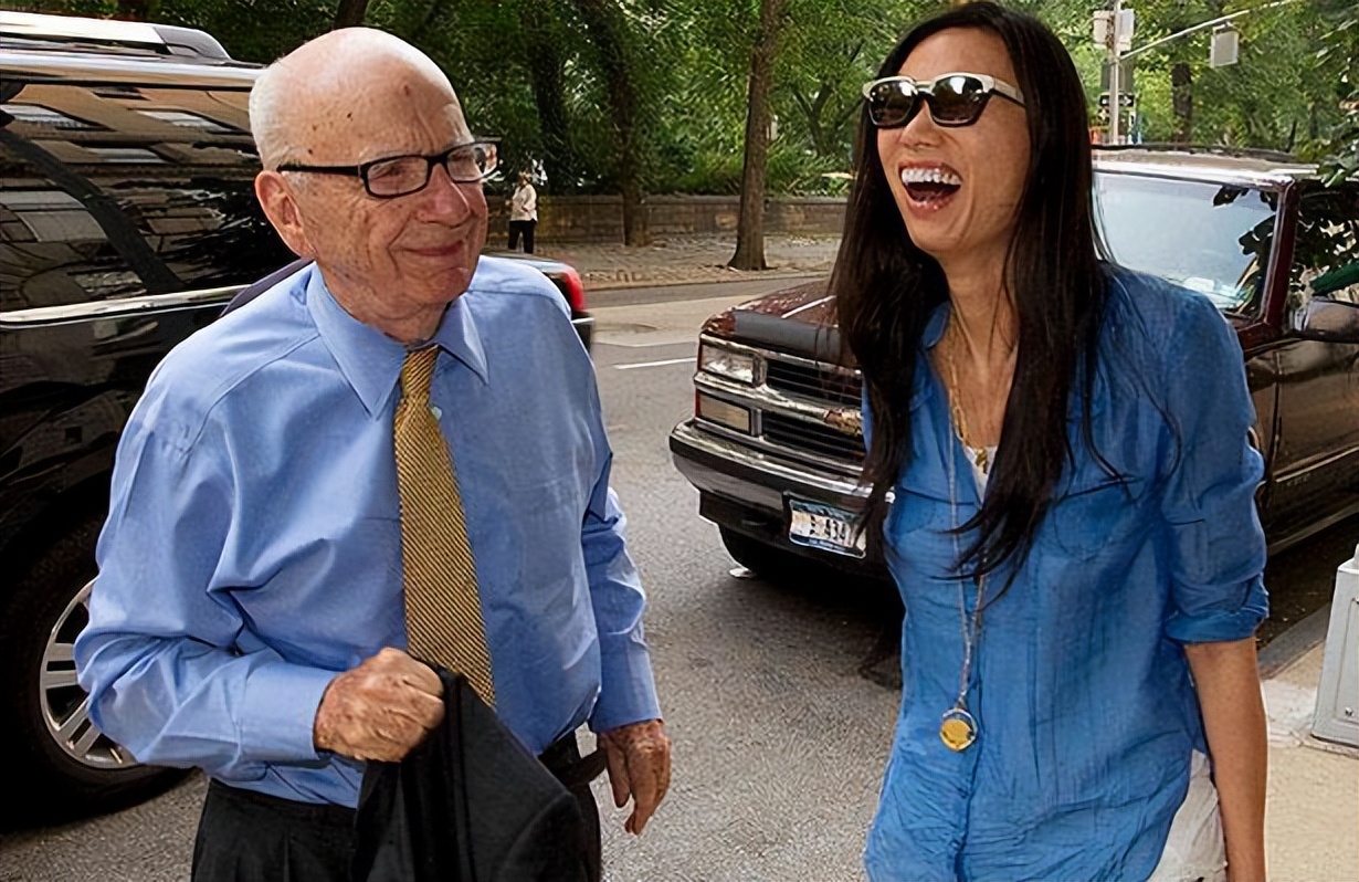 邓文迪91岁前夫默多克要离婚，妻子年轻时随身带婚纱求嫁摇滚巨星