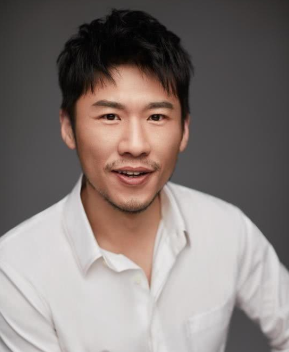 演员王骁:40岁走红,娶平凡妻子生一女,是母亲王馥荔的骄傲